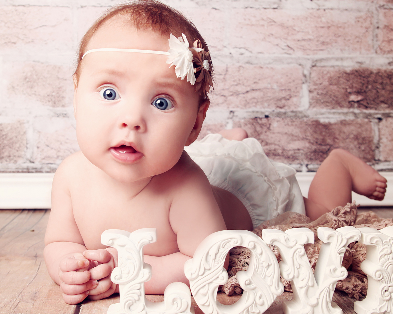 Милый голубоглазый ребенок с надписью любовь 