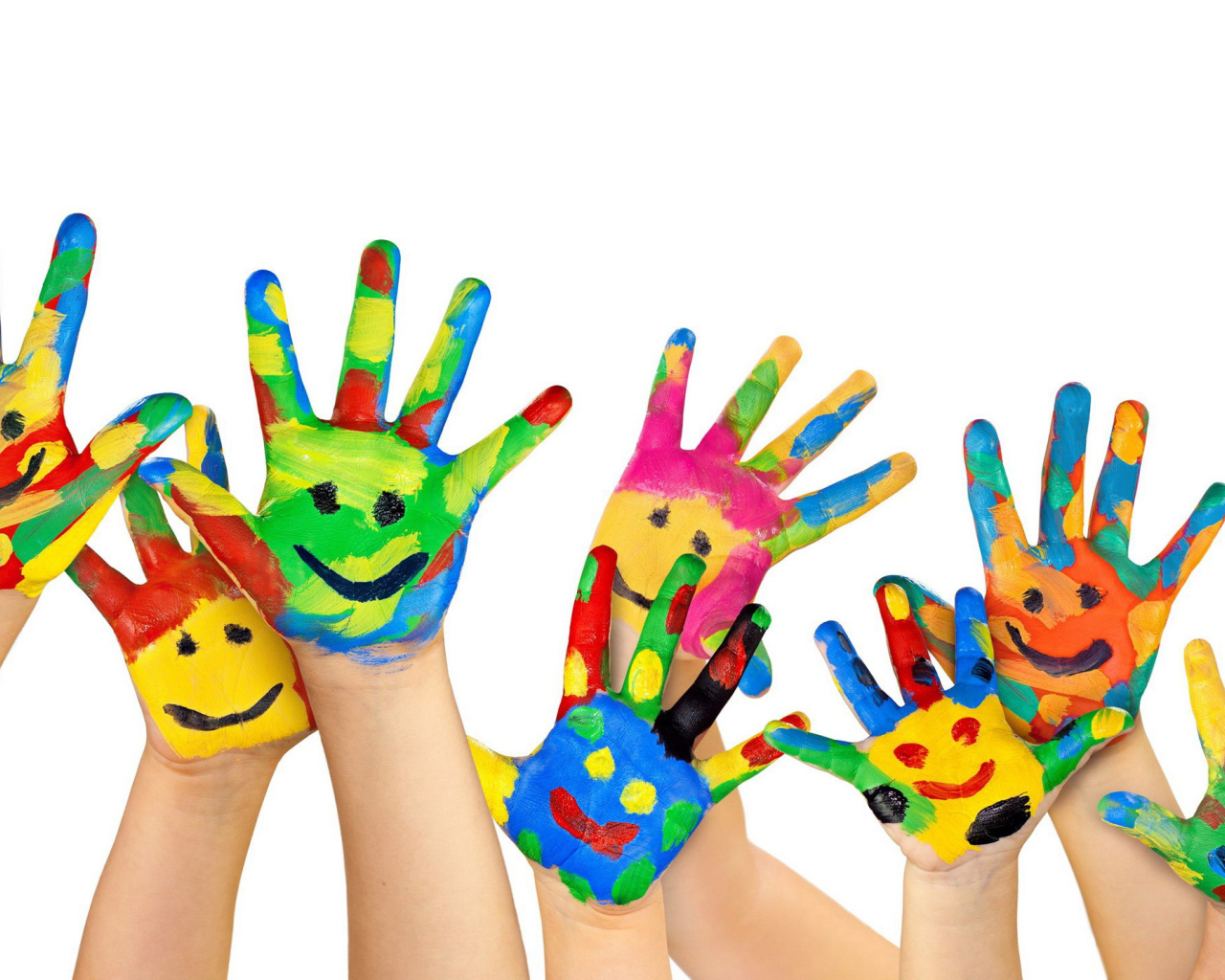 Смайлики нарисованы красками на руках детей на белом фоне