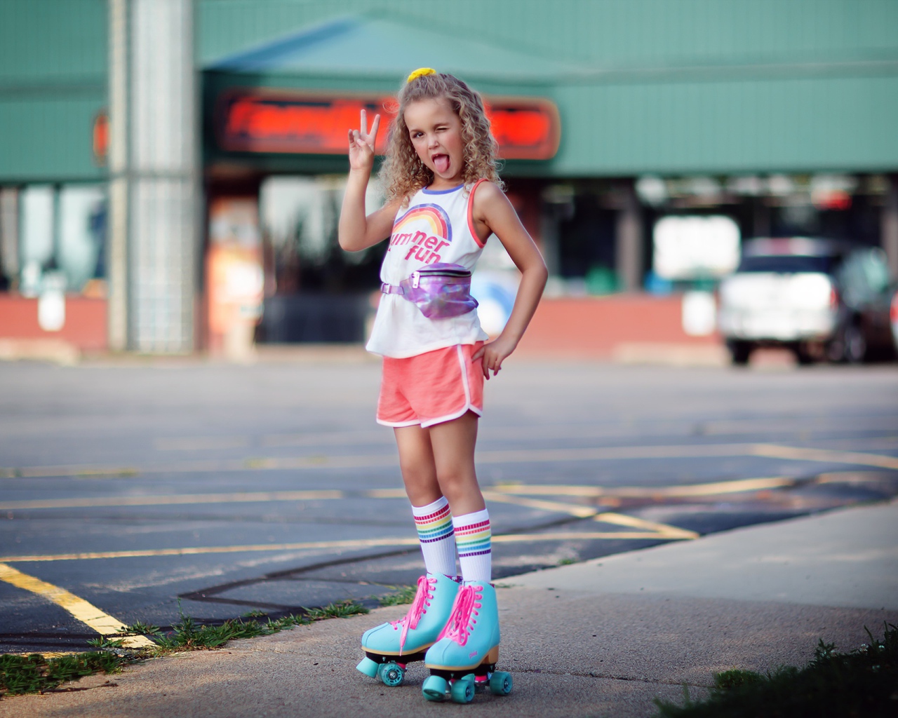 Модная маленькая девочка на роликах 
