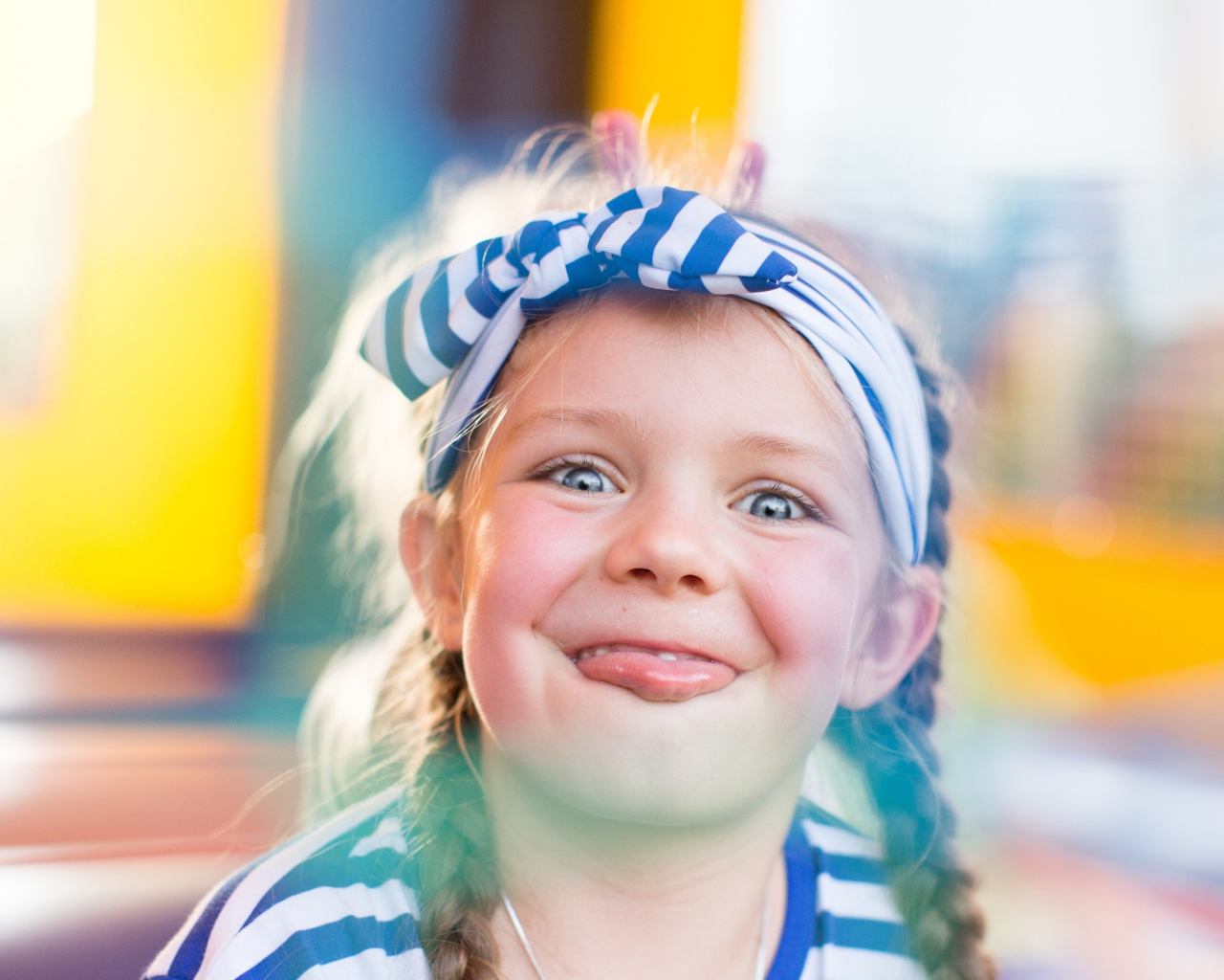 Забавная маленькая девочка с повязкой на голове