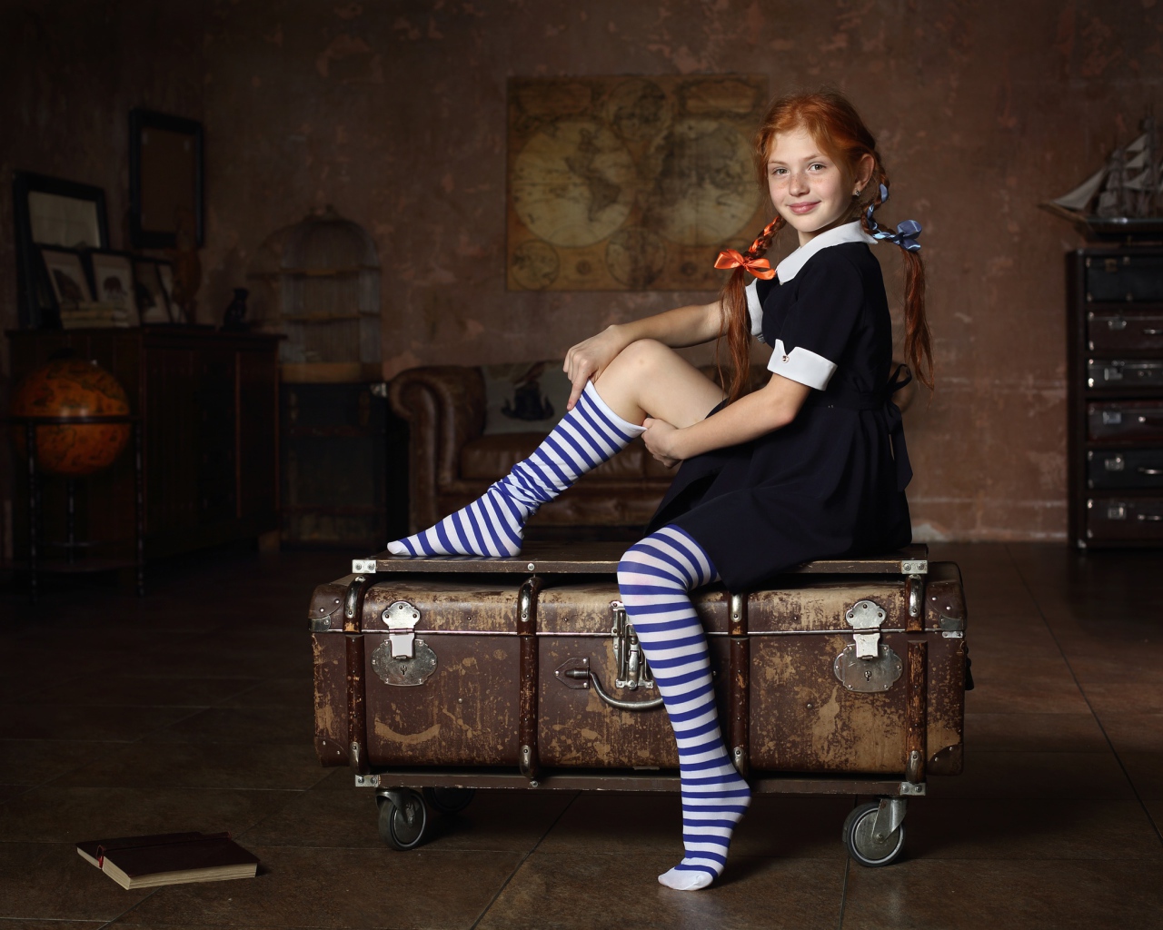 Девочка в школьной форме сидит на чемодане 
