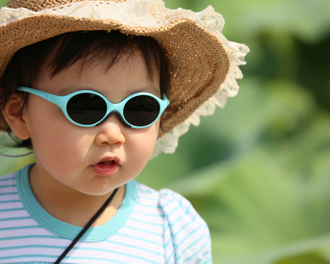 Маленький ребенок азиат в очках и панаме 