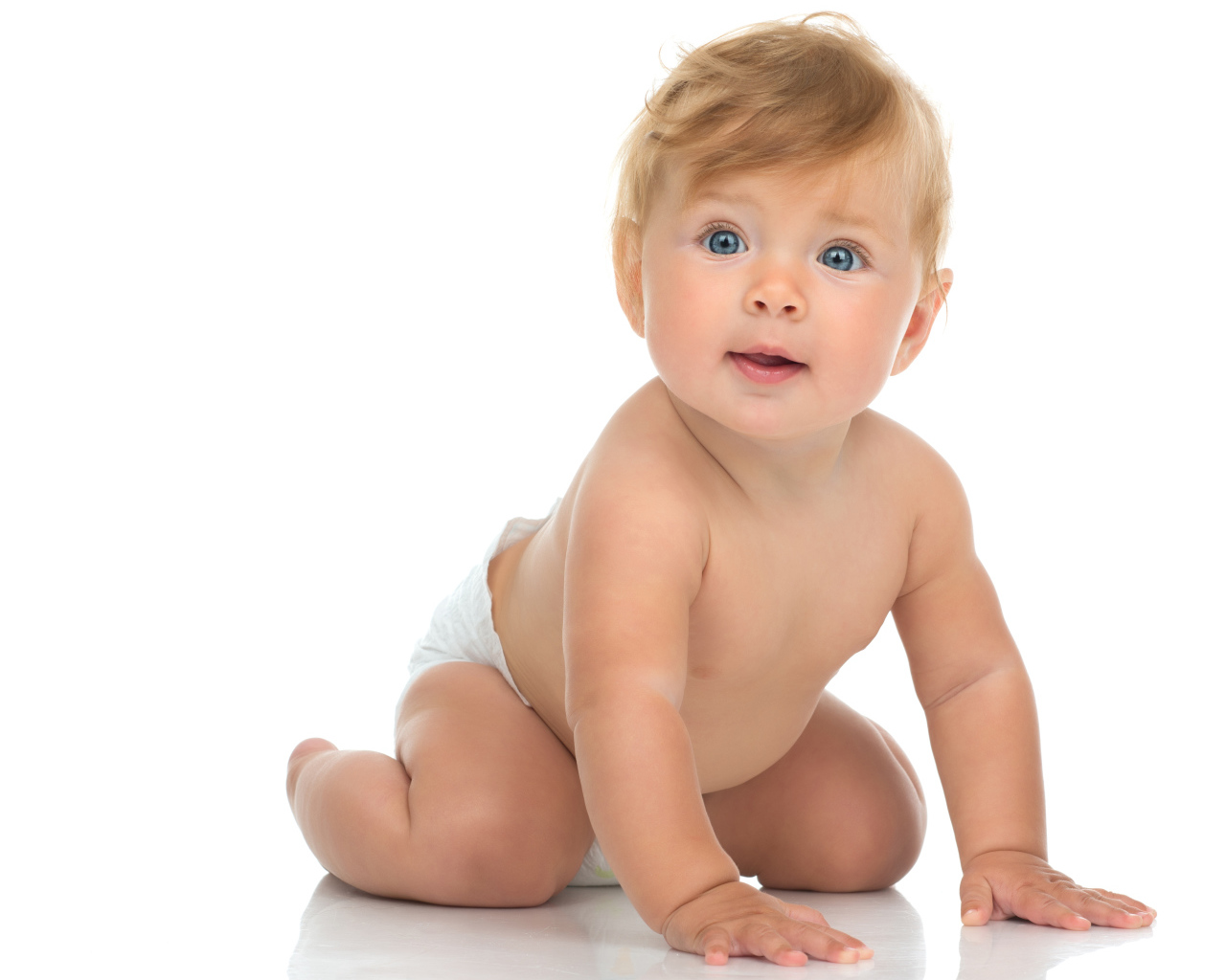 Маленький голубоглазый ребенок на белом фоне