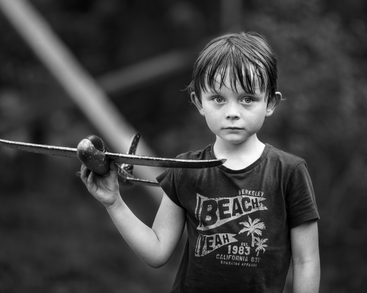 Маленький мальчик с самолетиком в руке 