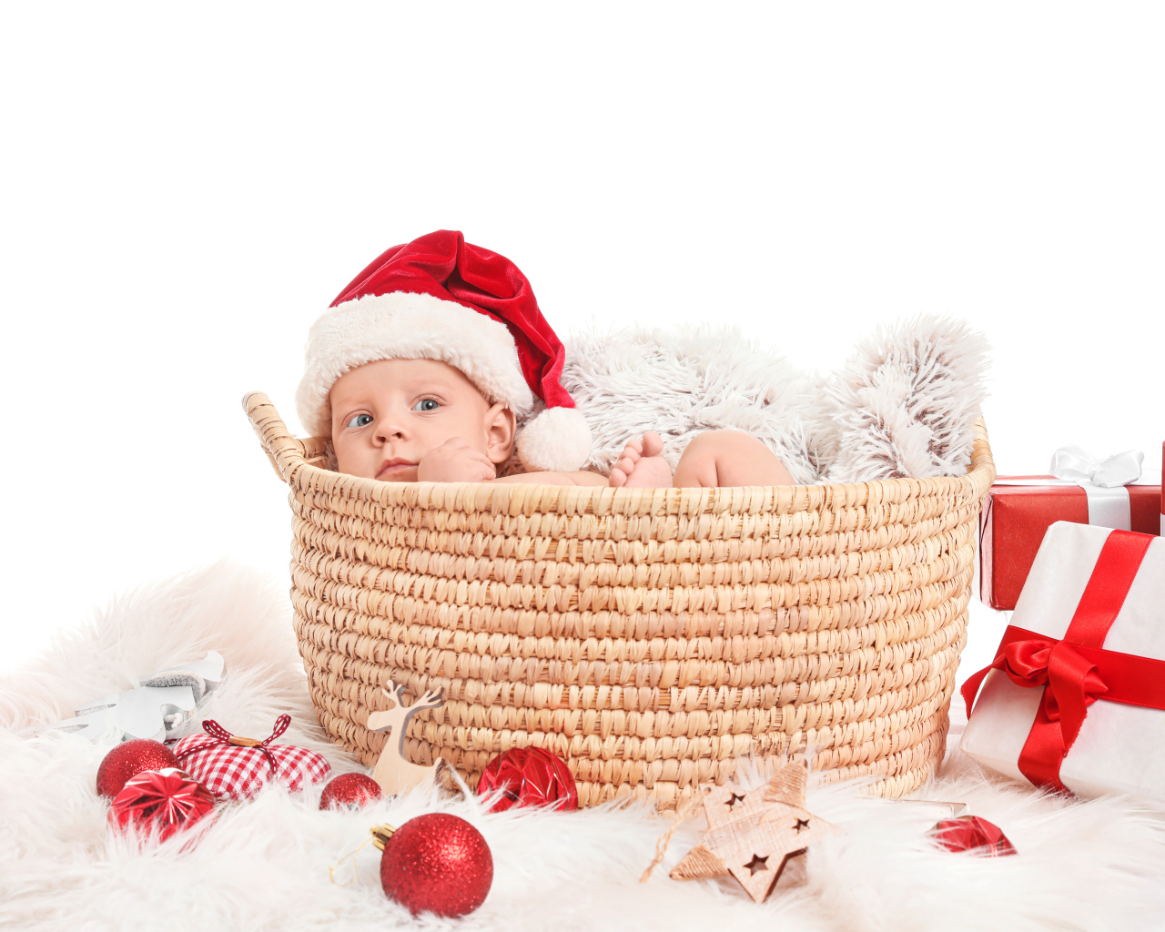 Маленький ребенок в корзине с подарками на новый год 