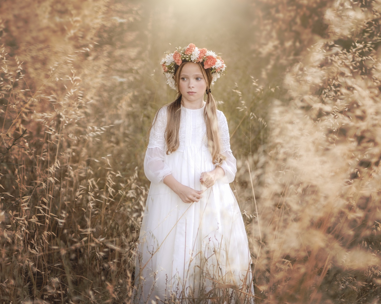 Маленькая девочка в белом платье с венком на голове 