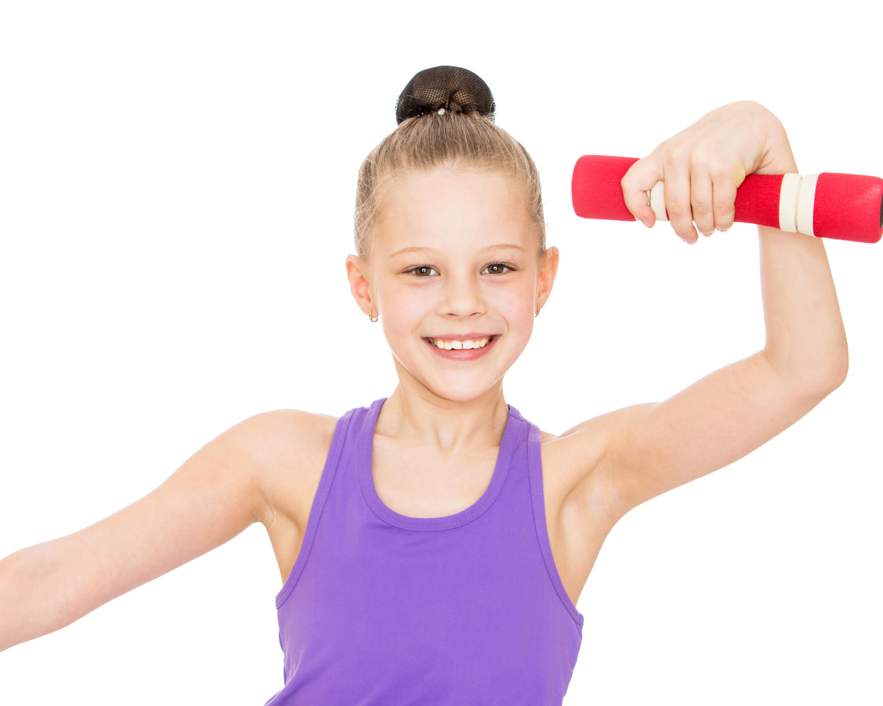 Маленькая девочка занимается с гантелей на белом фоне
