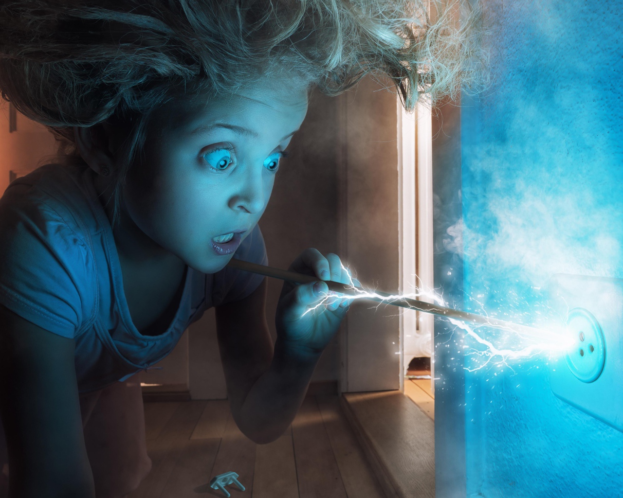 Маленькая девочка засунула палку в розетку 