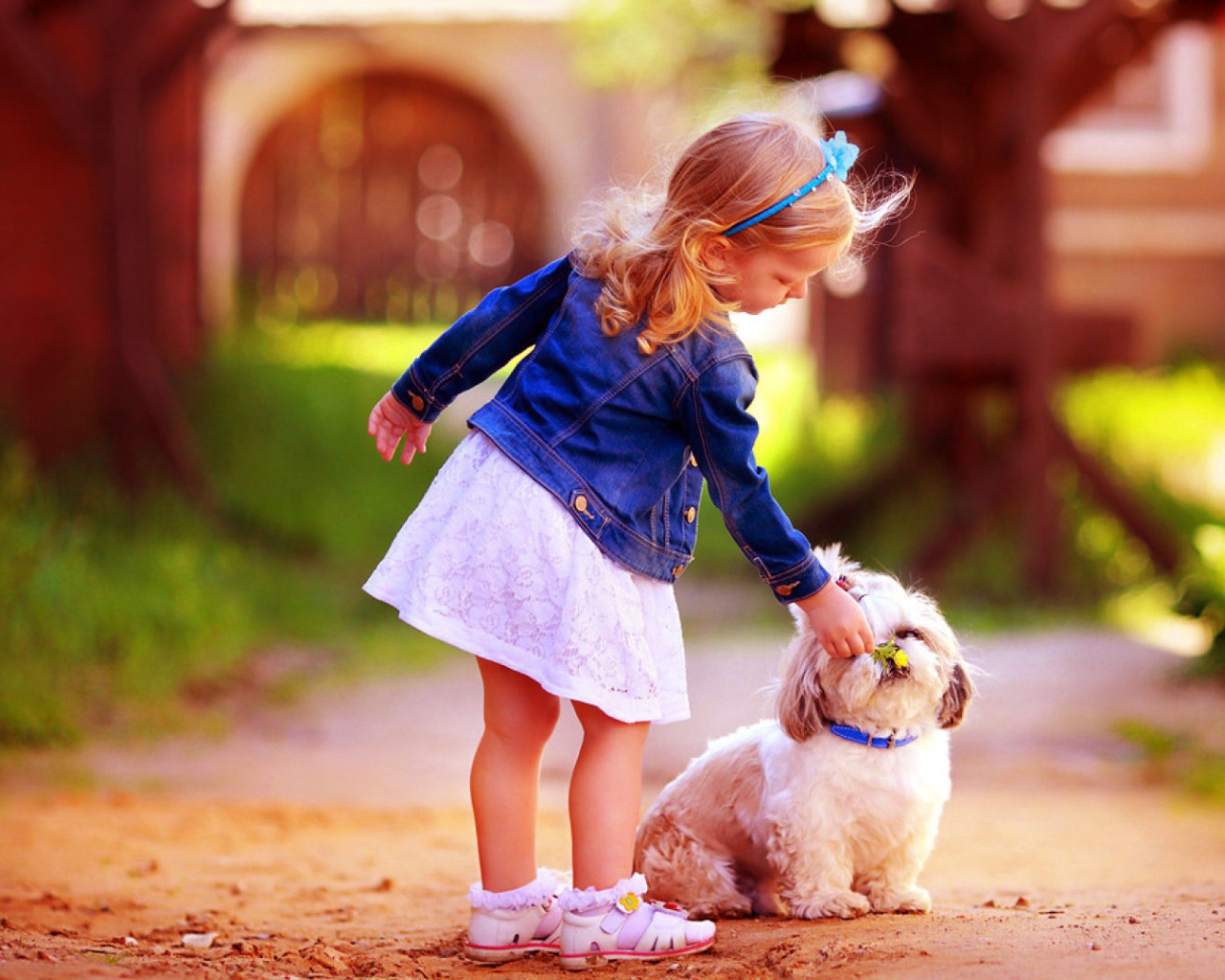 Маленькая девочка гуляет с собакой 