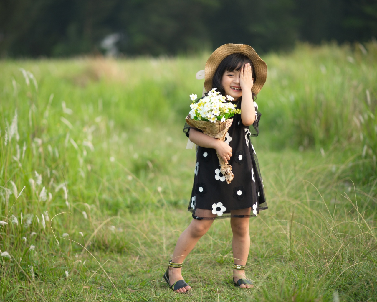 Маленькая девочка с букетом закрыла глаз 