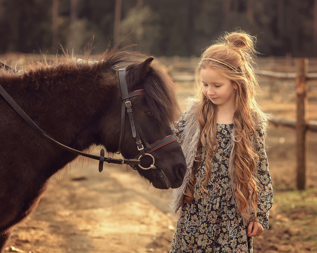Маленькая девочка с пони на ферме