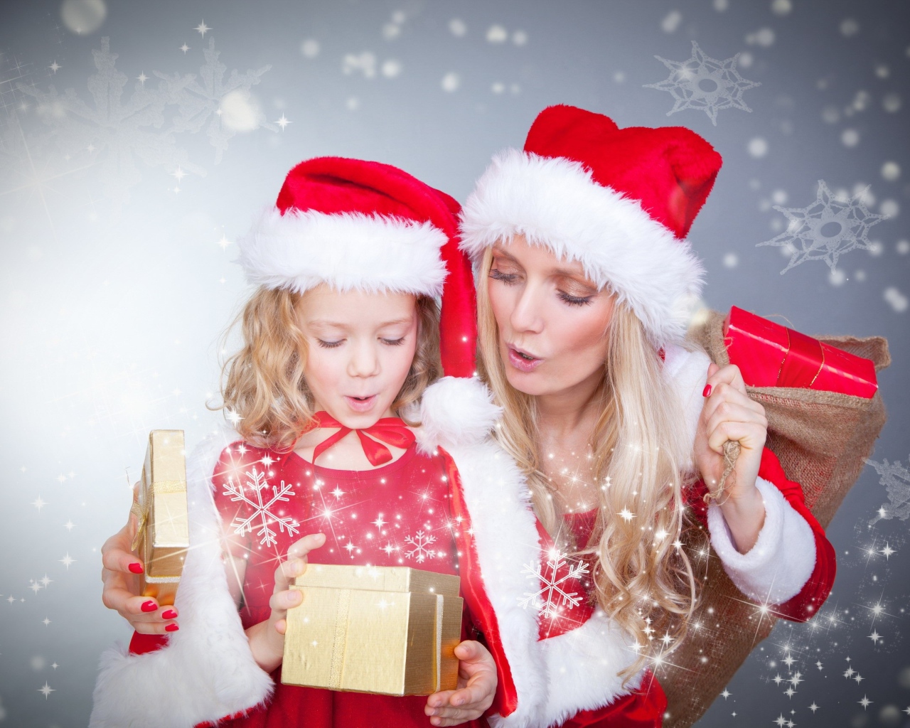 Маленькая девочка с мамой в новогодних костюмах с подарками