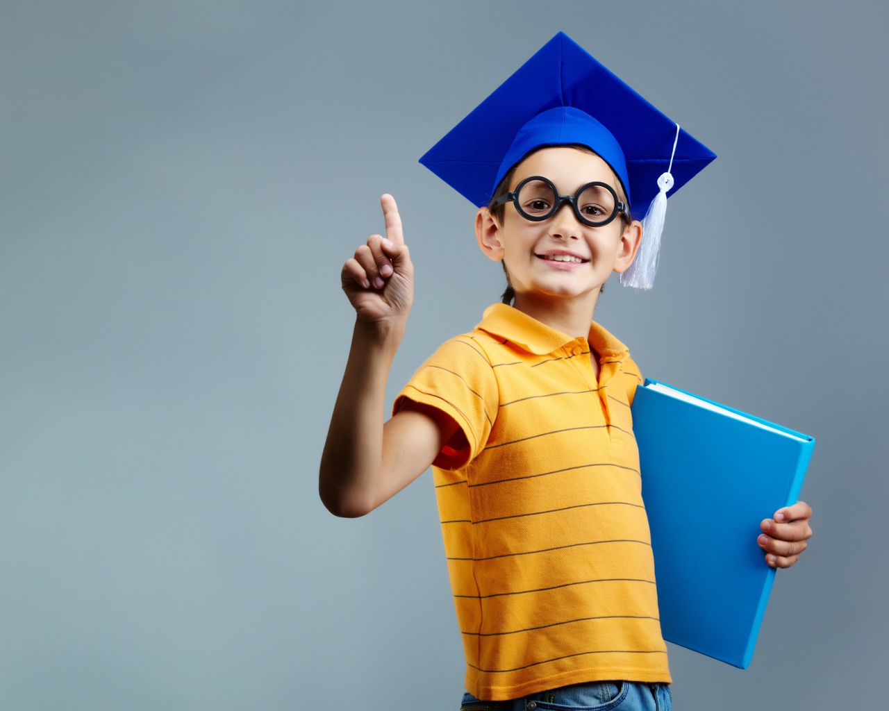 Маленький ученый мальчик с книгой в руке 