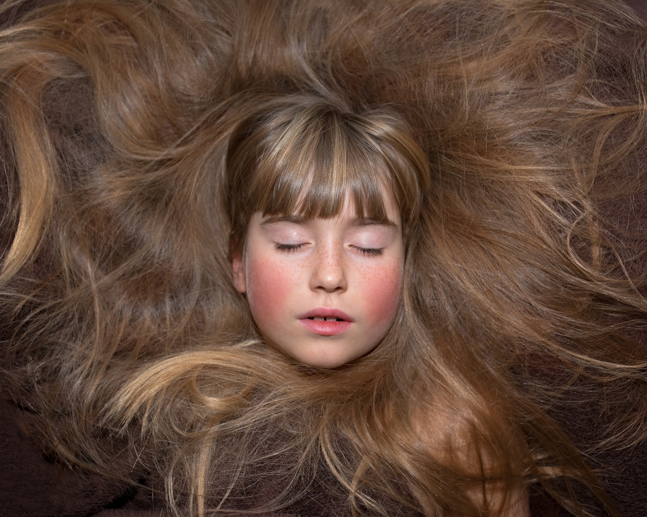 Маленькая спящая девочка с длинными волосами