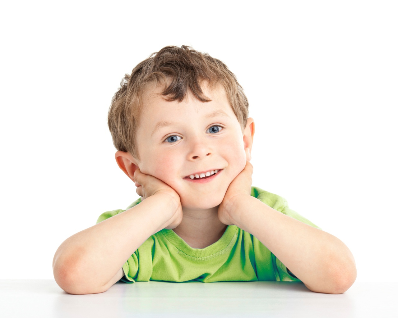 Маленький улыбающийся голубоглазый мальчик на белом фоне