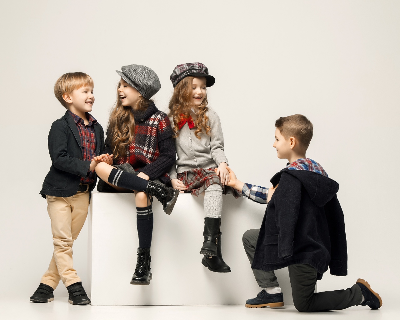 Маленькие стильные дети на сером фоне