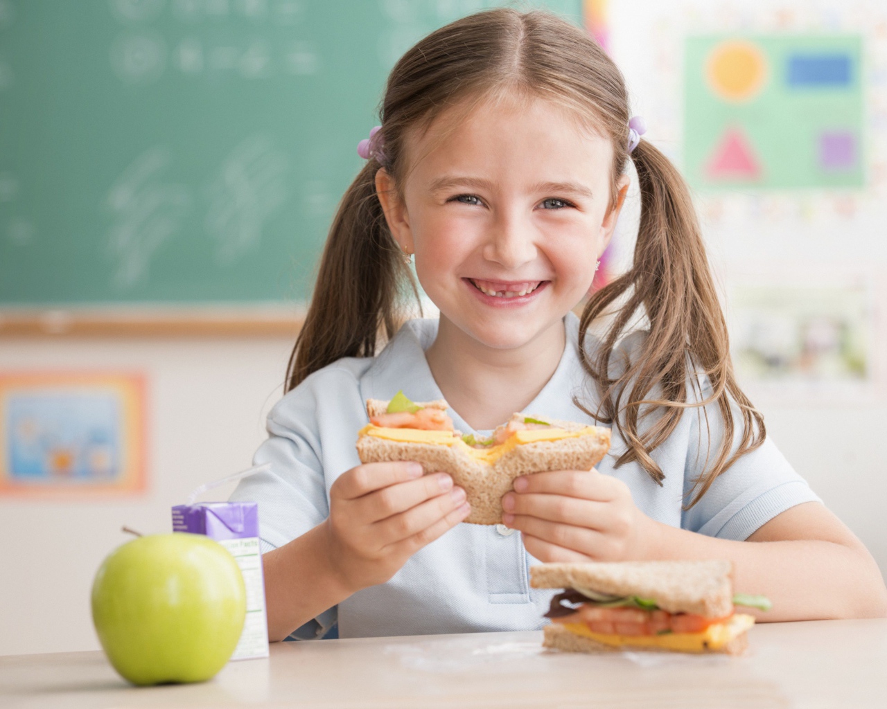 Улыбающаяся девушка школьница в столовой 