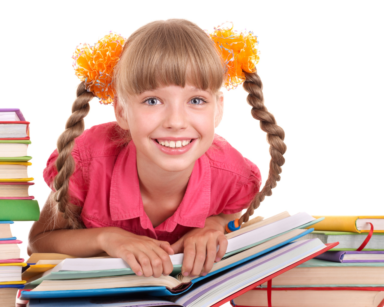 Улыбающаяся девочка с книгами на белом фоне