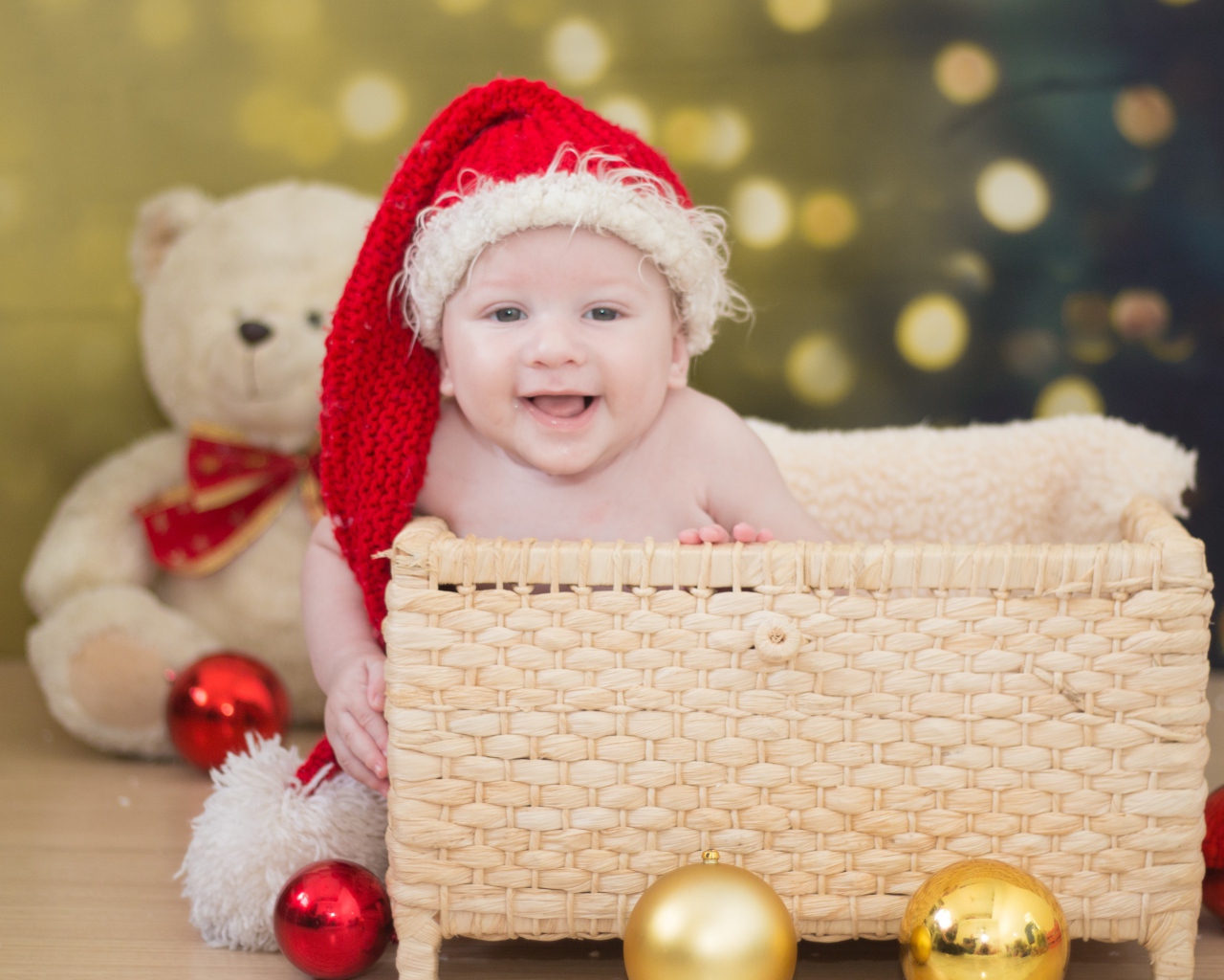 Улыбающийся малыш в корзине на новый год 