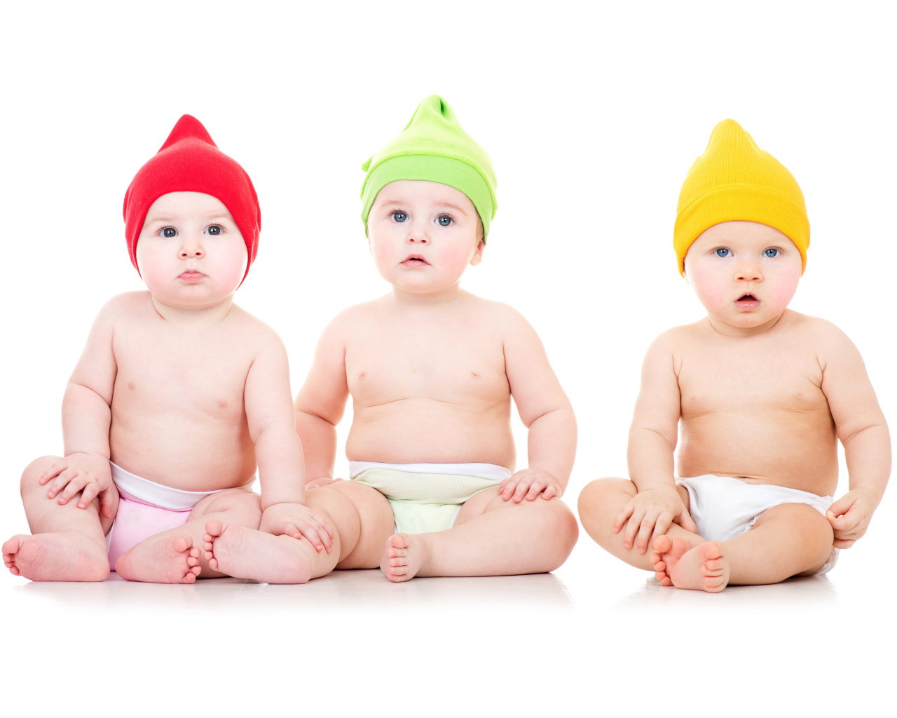 Три маленьких  мальчика на белом фоне