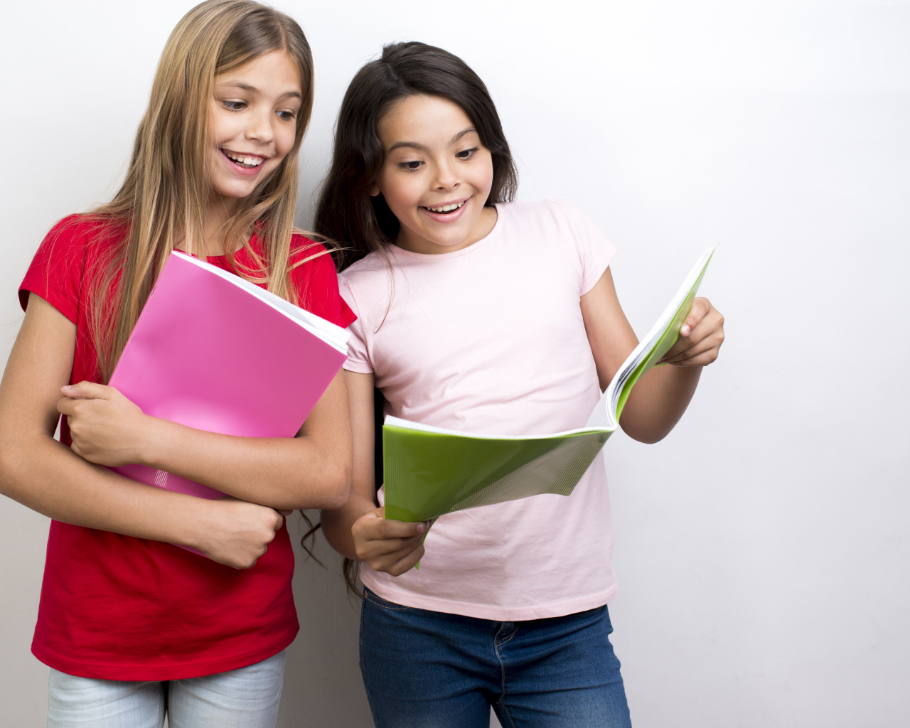 Две маленькие девочки школьницы с тетрадями