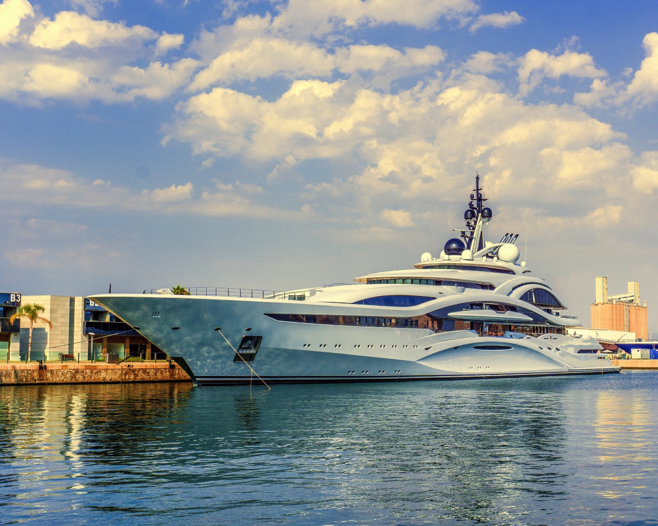 Красивая большая яхта Марина в море 