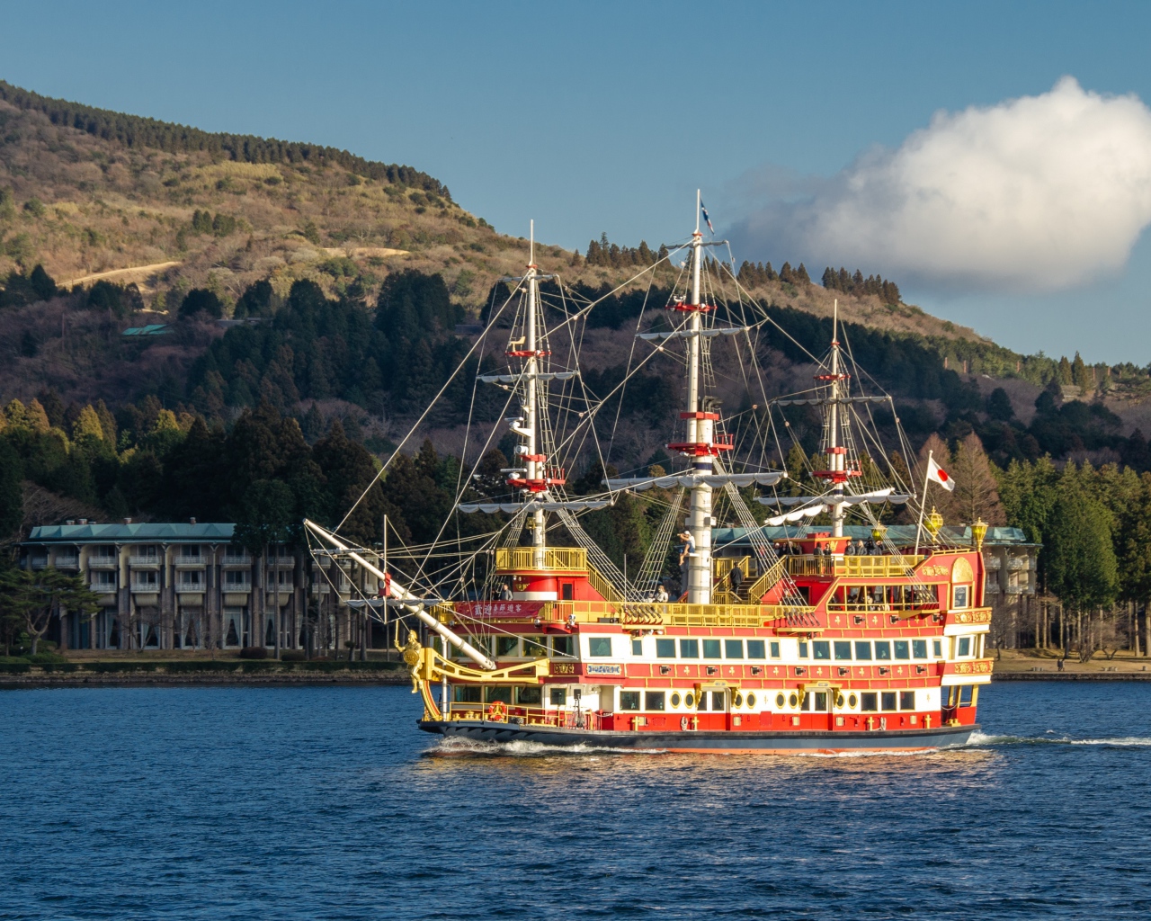 Большой красивый корабль в море 