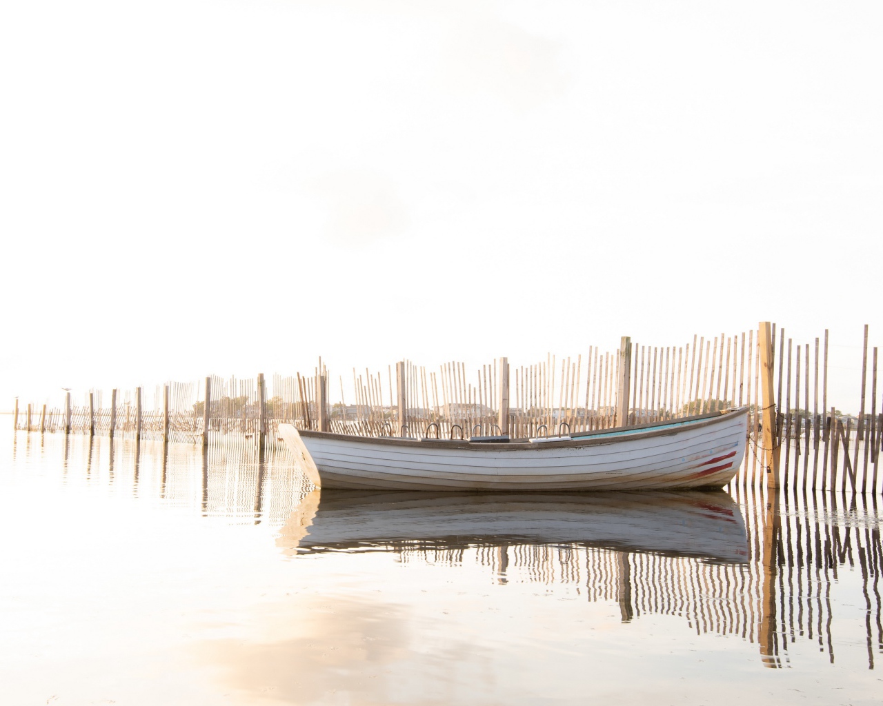 Лодка в воде у ограждения 