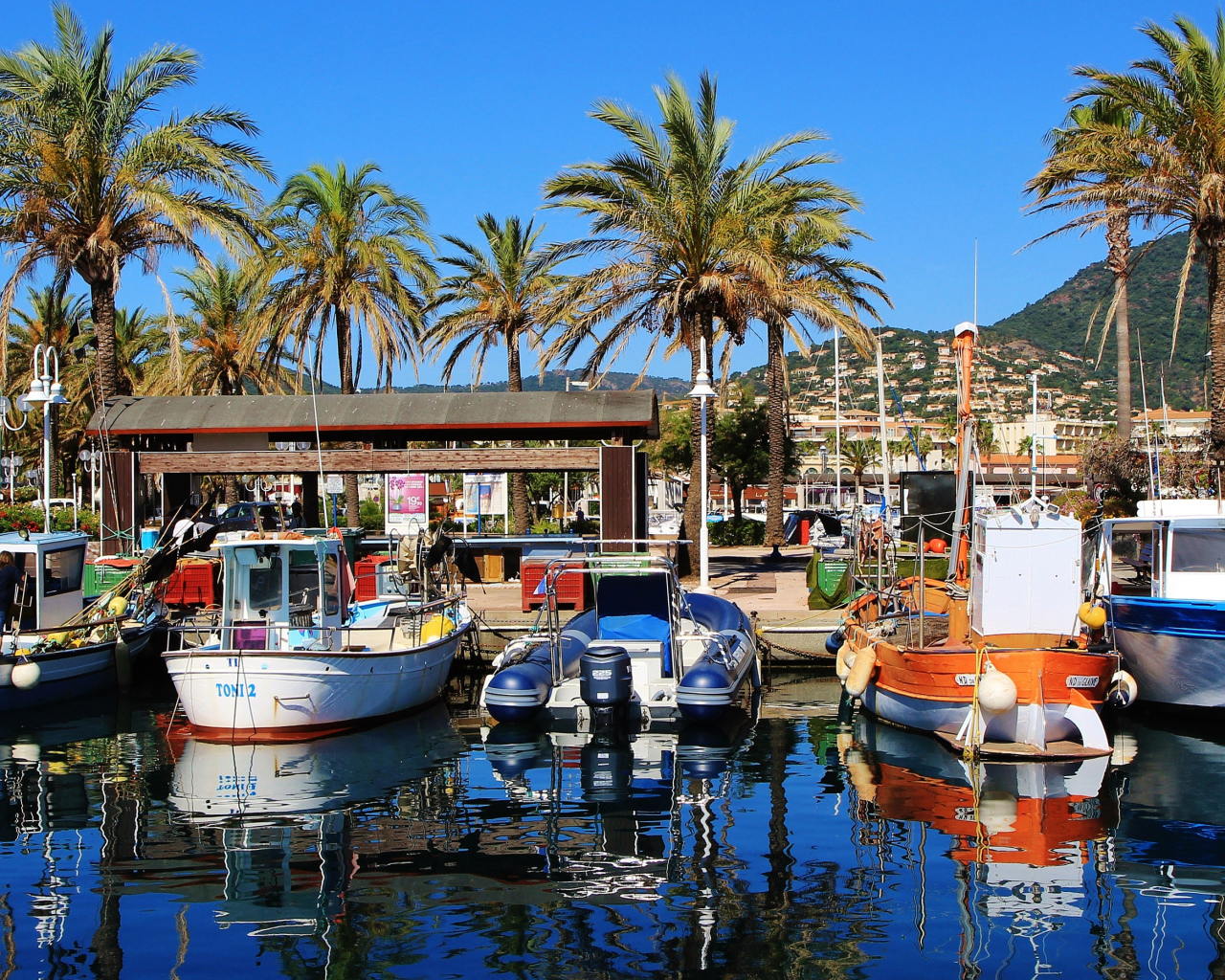 Лодки на пристани на тропическом пляже