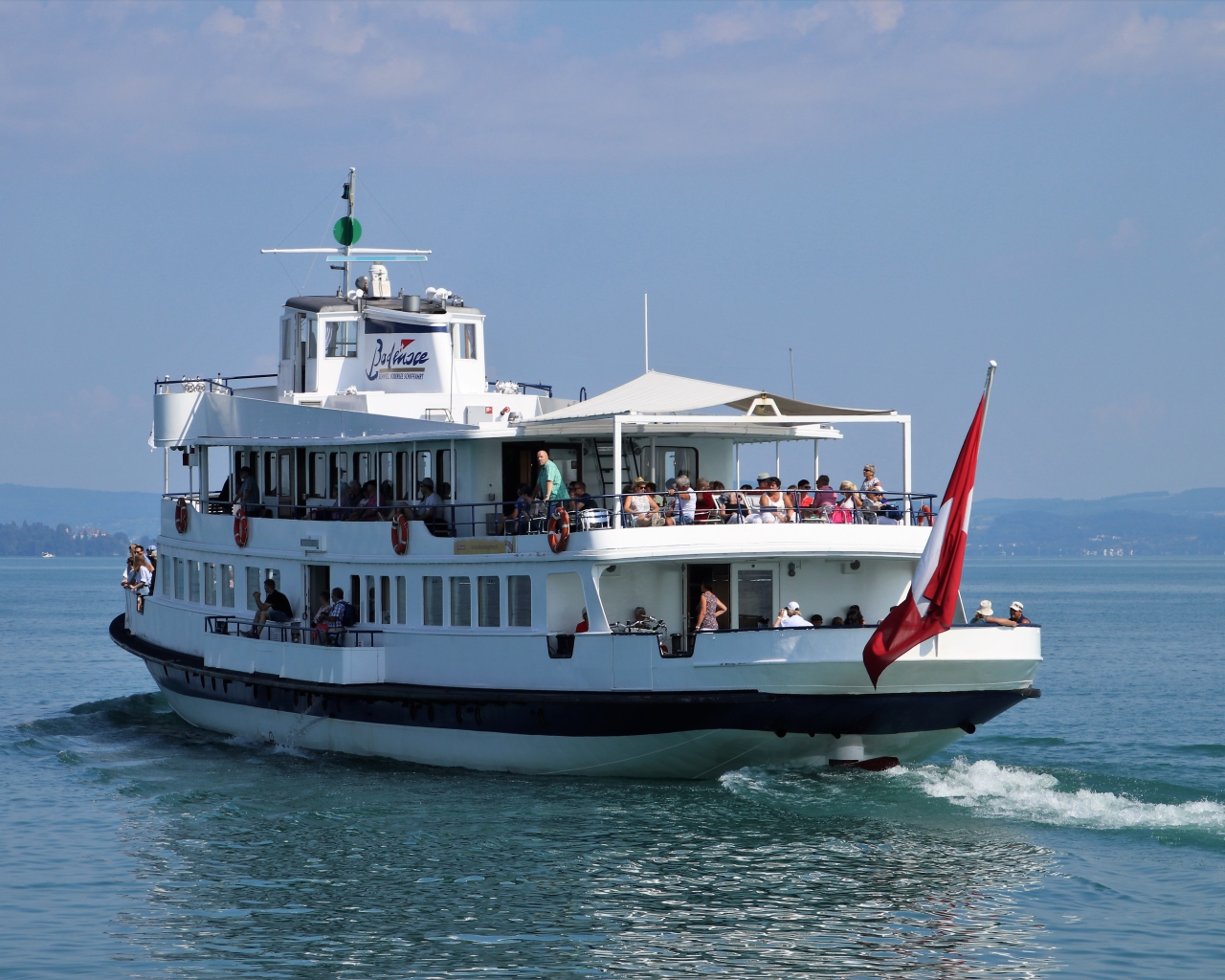 Круизный теплоход плывет по воде 