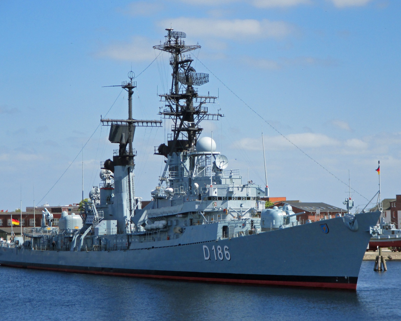 Эскадренный миноносец выходит в море