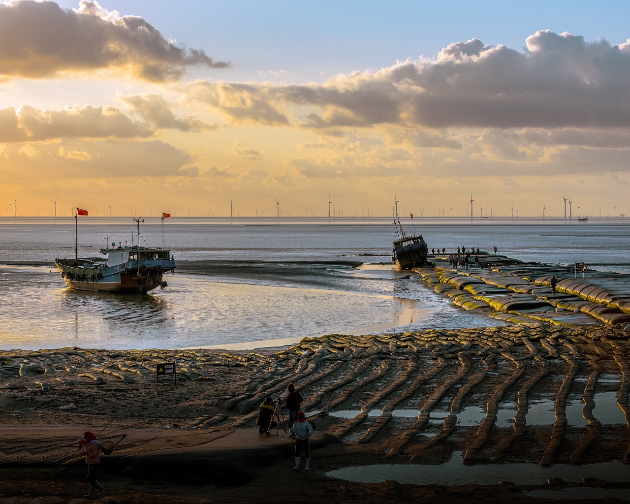 Рыбацкие шхуны на берегу моря 