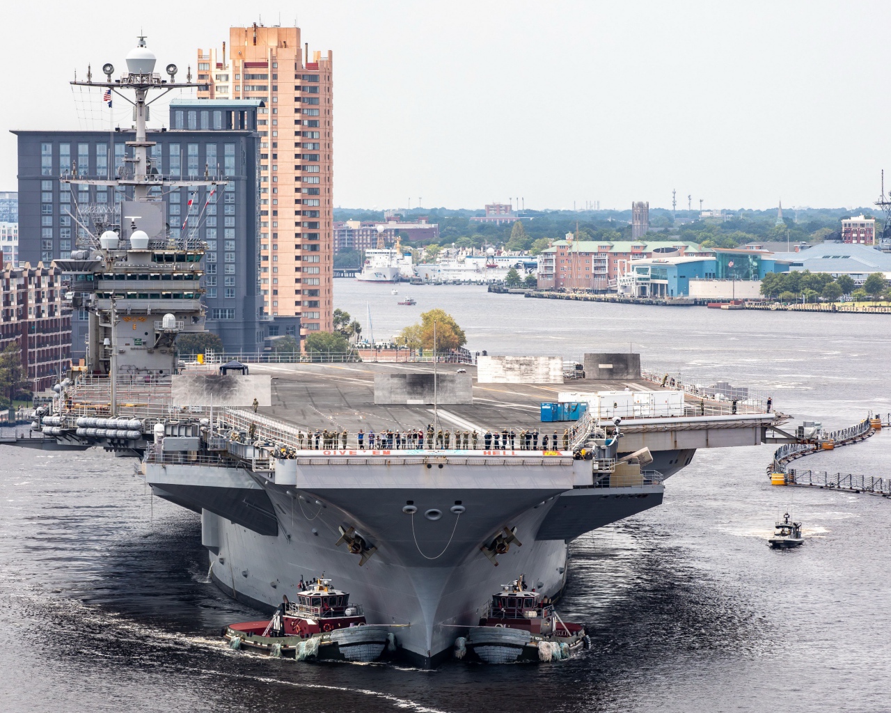 Большой авианосец в порту 