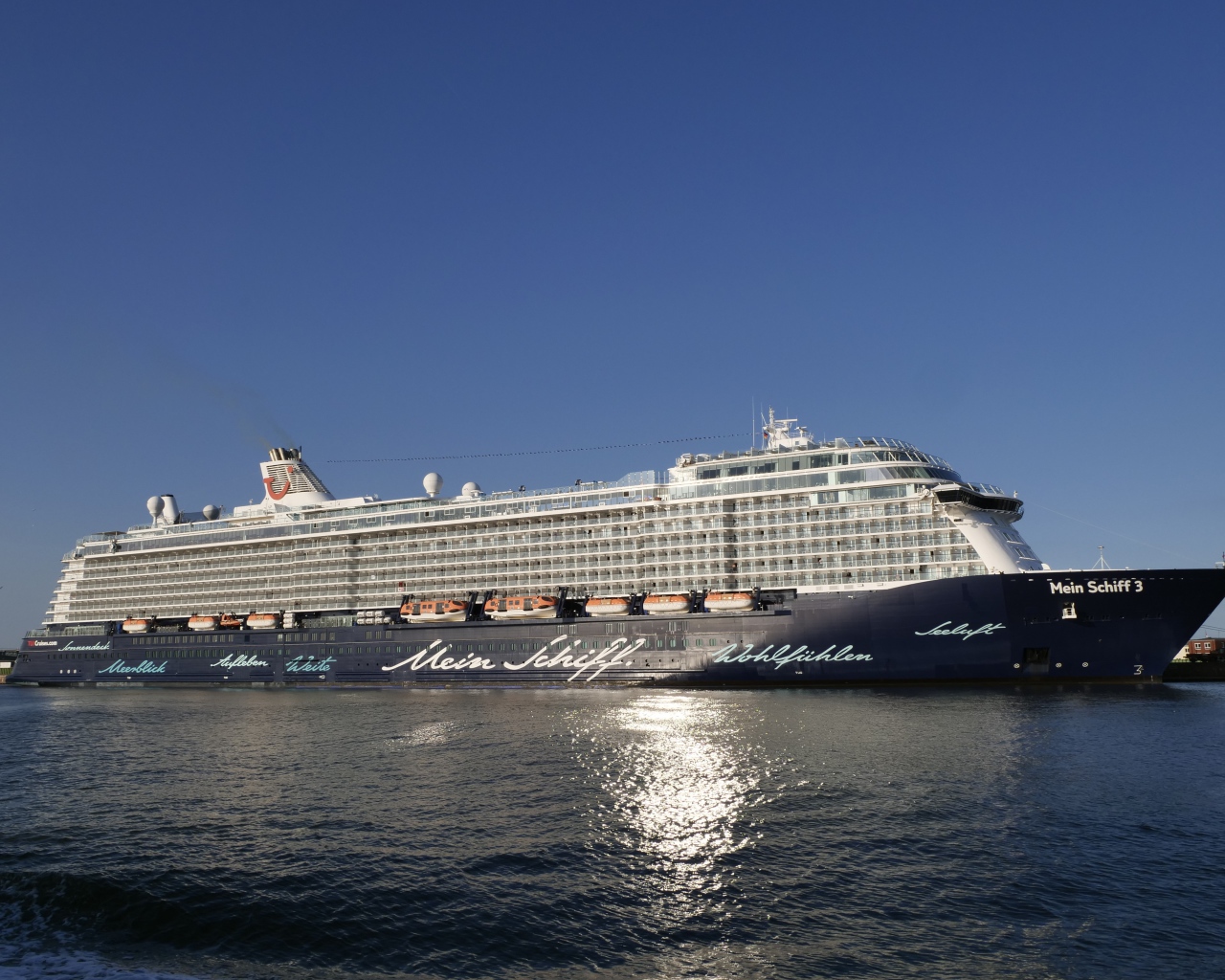 Большое круизное судно Mein Schiff  в море 
