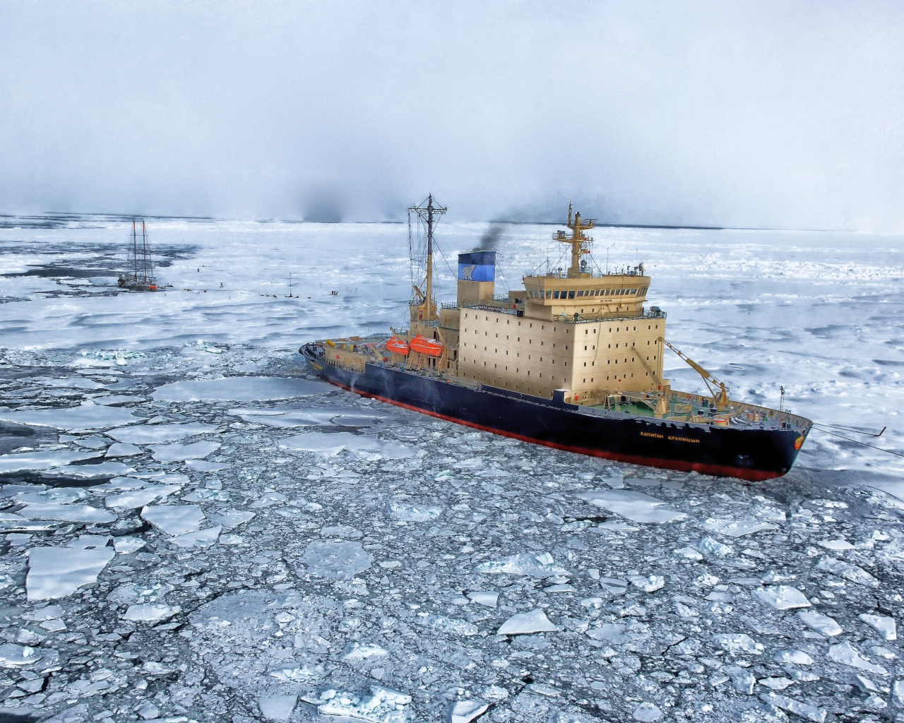 Большой ледокол в арктическом океане 
