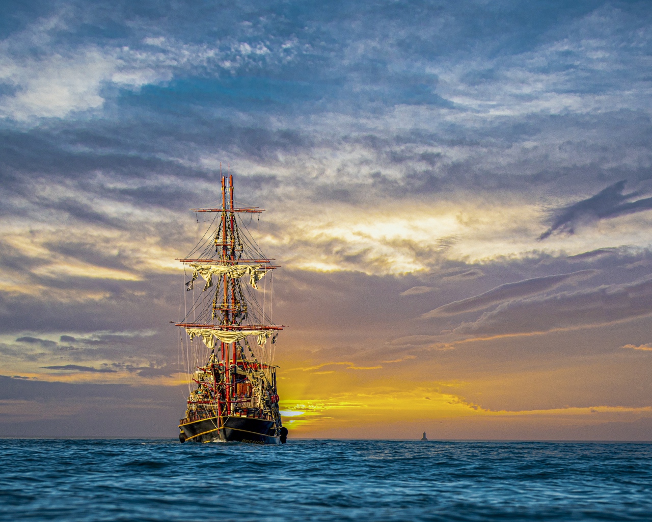 Большой пиратский корабль в море на закате 