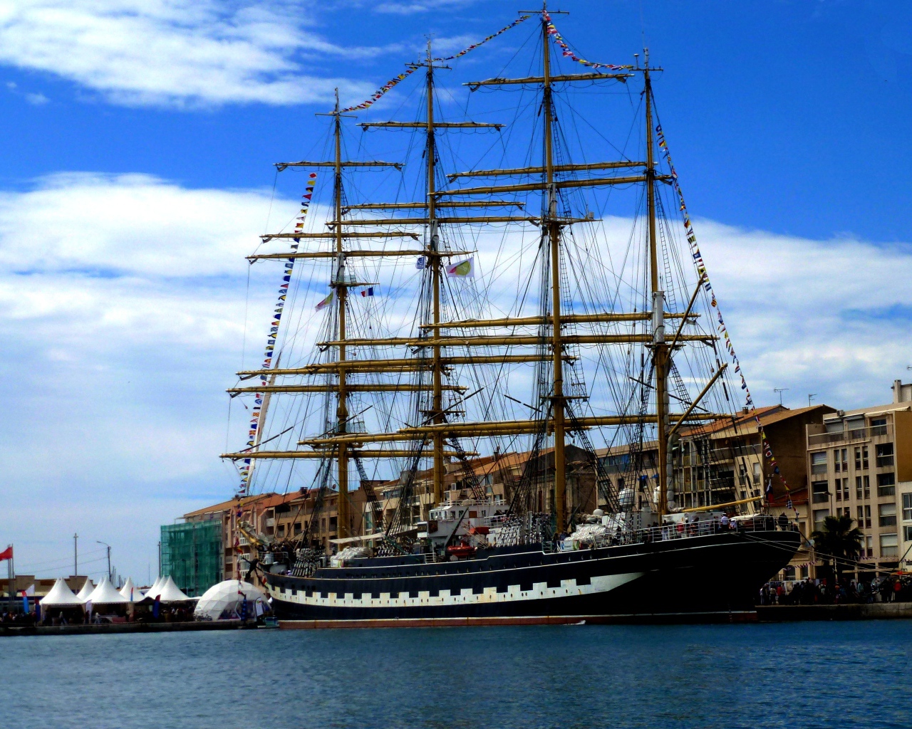 Большой парусный фрегат в порту на фоне неба