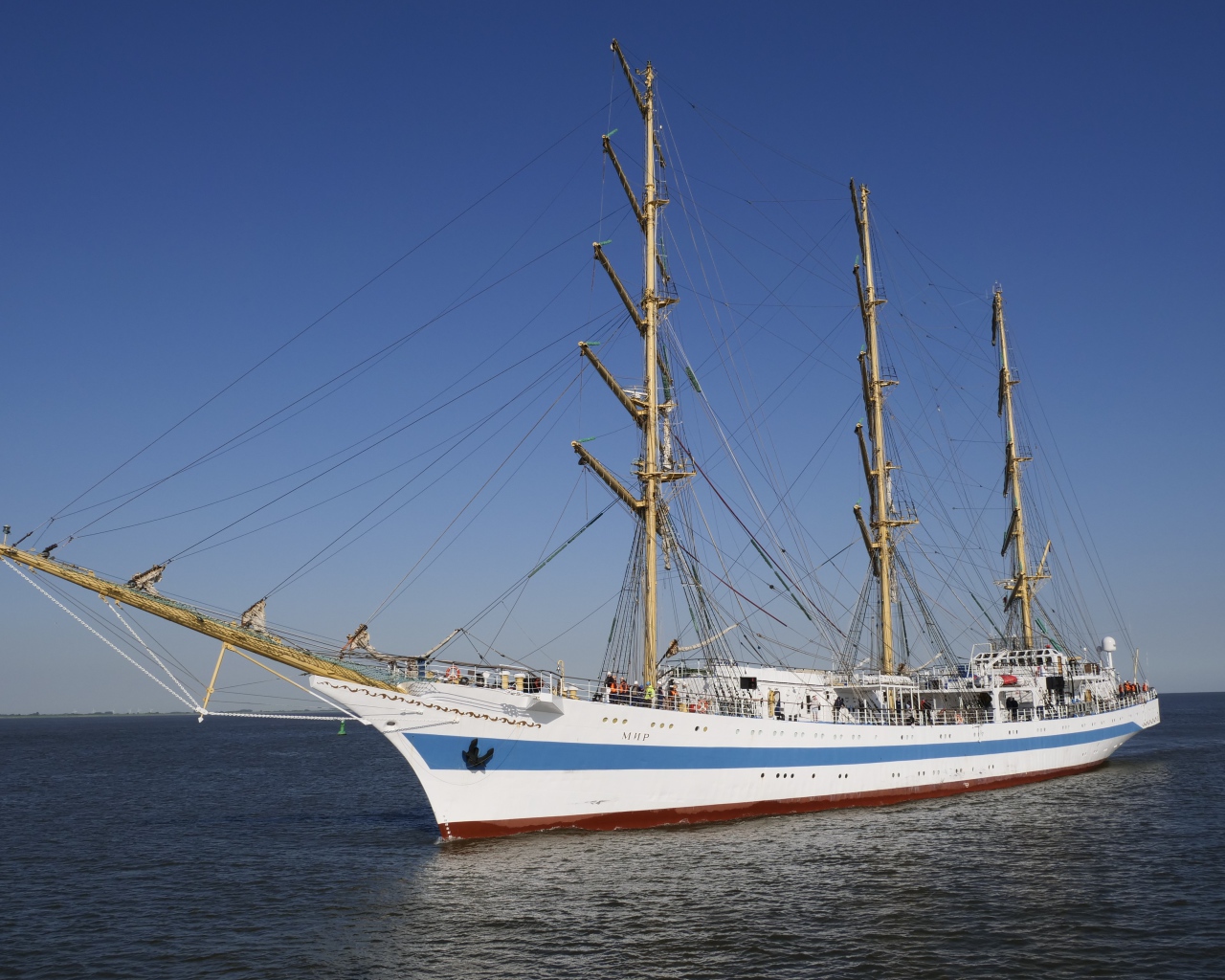 Большой корабль с опущенными парусами в море 