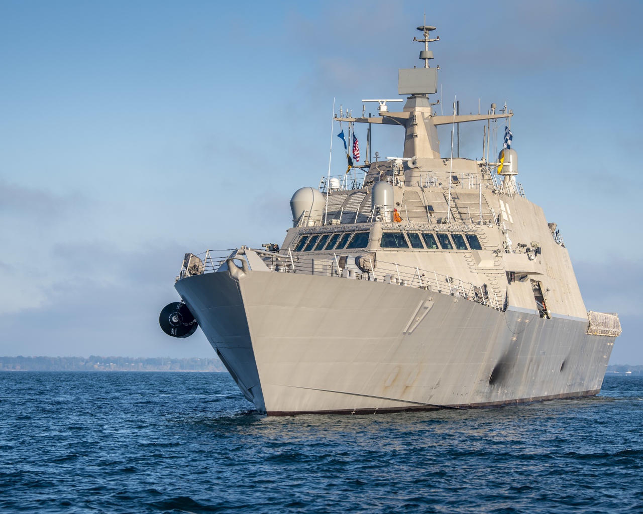 Большой военный корабль USS Indianapolis (LCS-17) в море