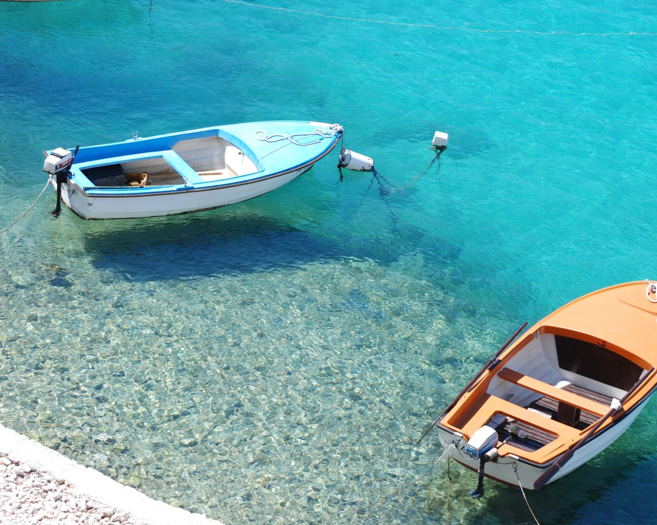 Две лодки на голубой воде океана
