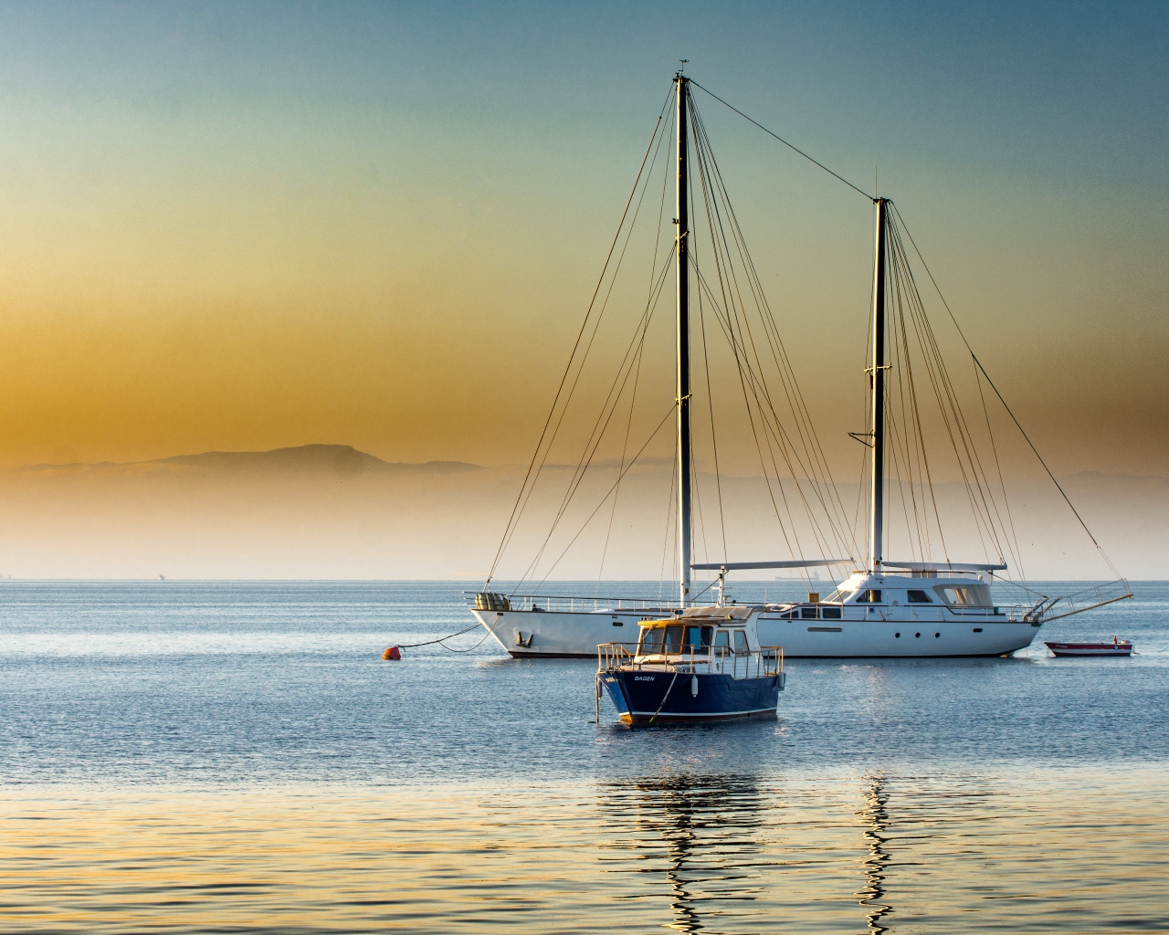 Две яхты в море на закате 