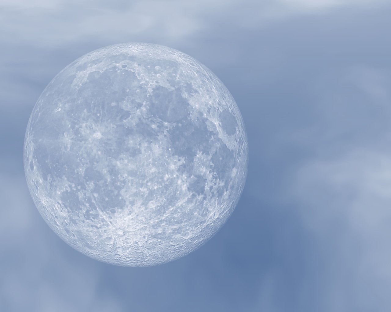 Большая белая холодная луна в небе 