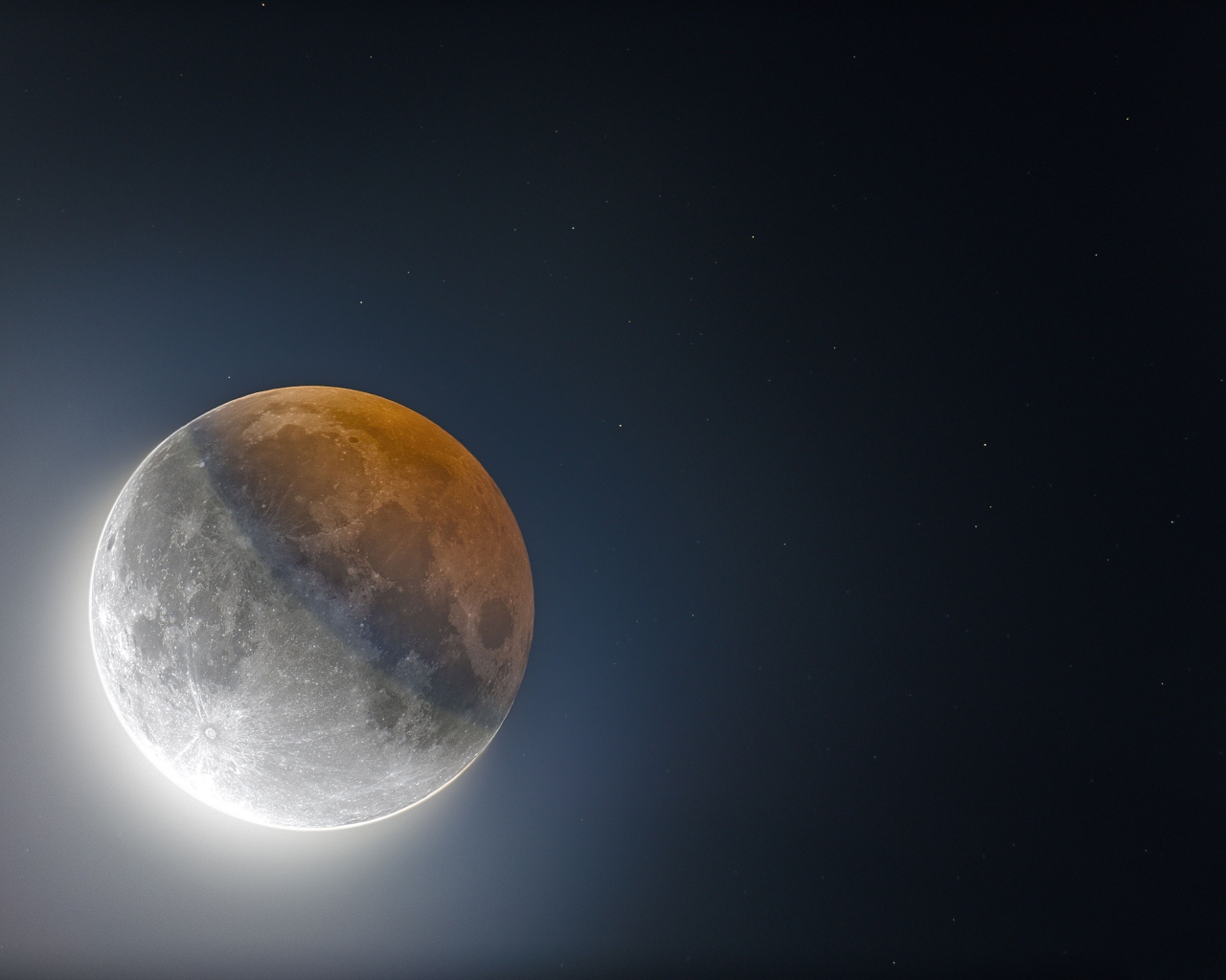 Большая желтая луна в черном небе 