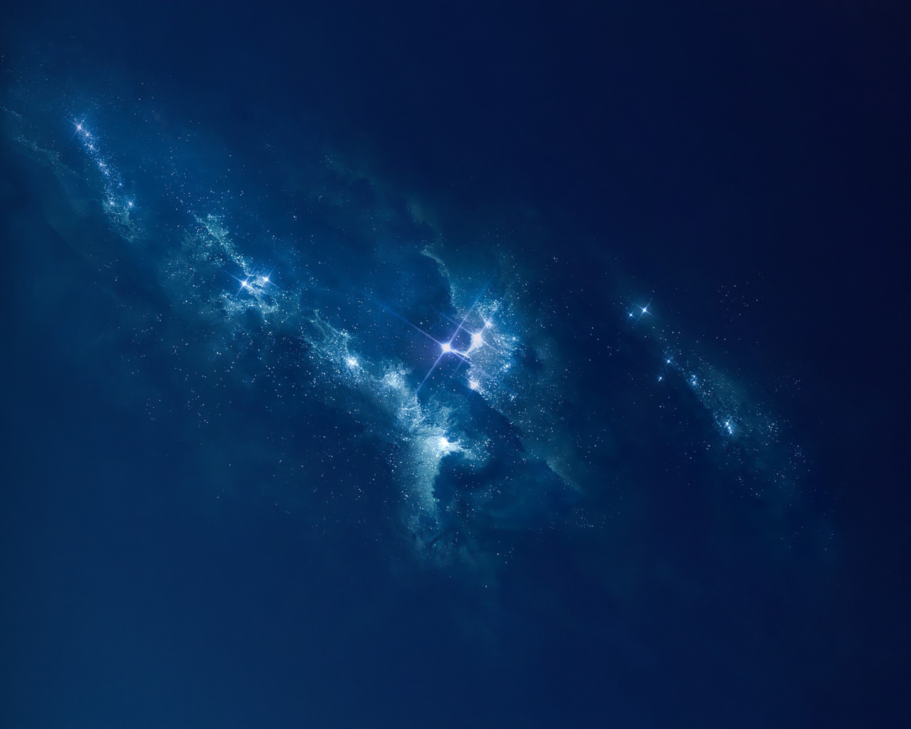 Млечный путь и яркие звезды в голубом ночном небе 