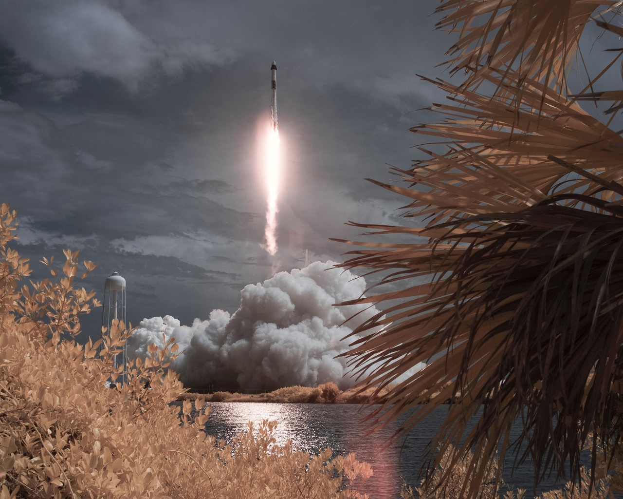 Ракета Falcon 9 совершает взлет с космодрома 