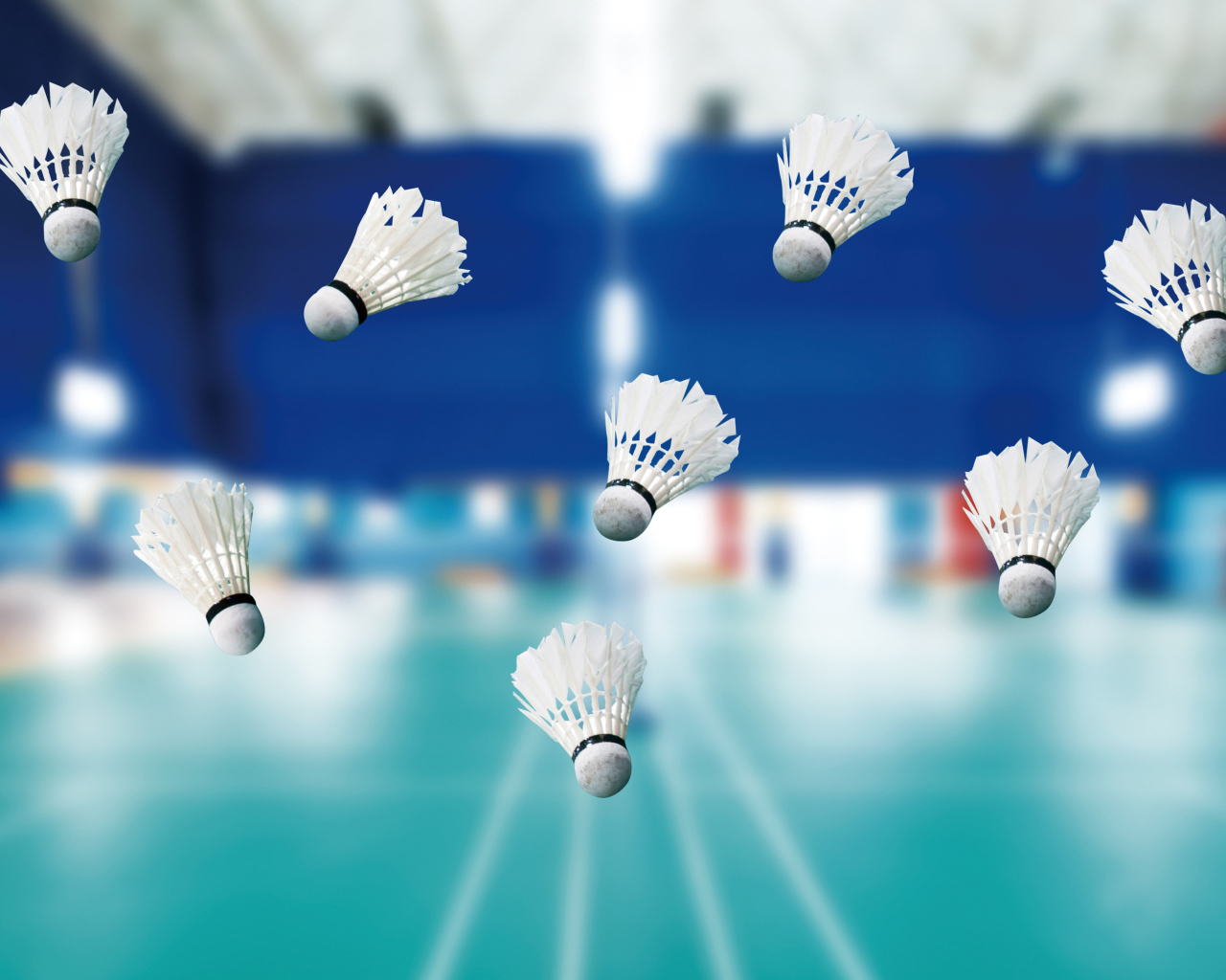 Воланчики в воздухе для игры в бадминтон