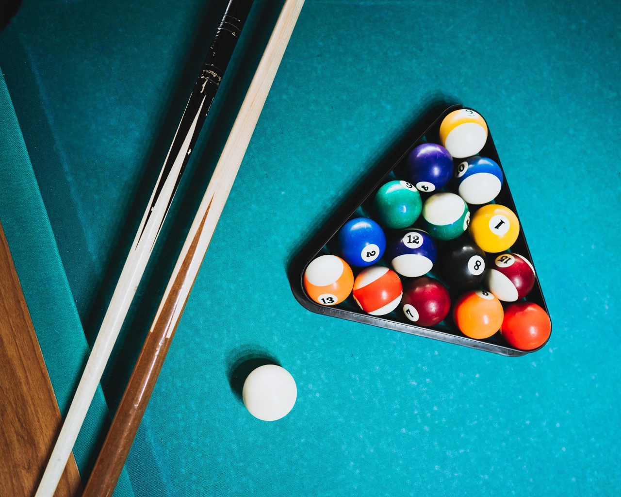 Шары для бильярда на столе с кием