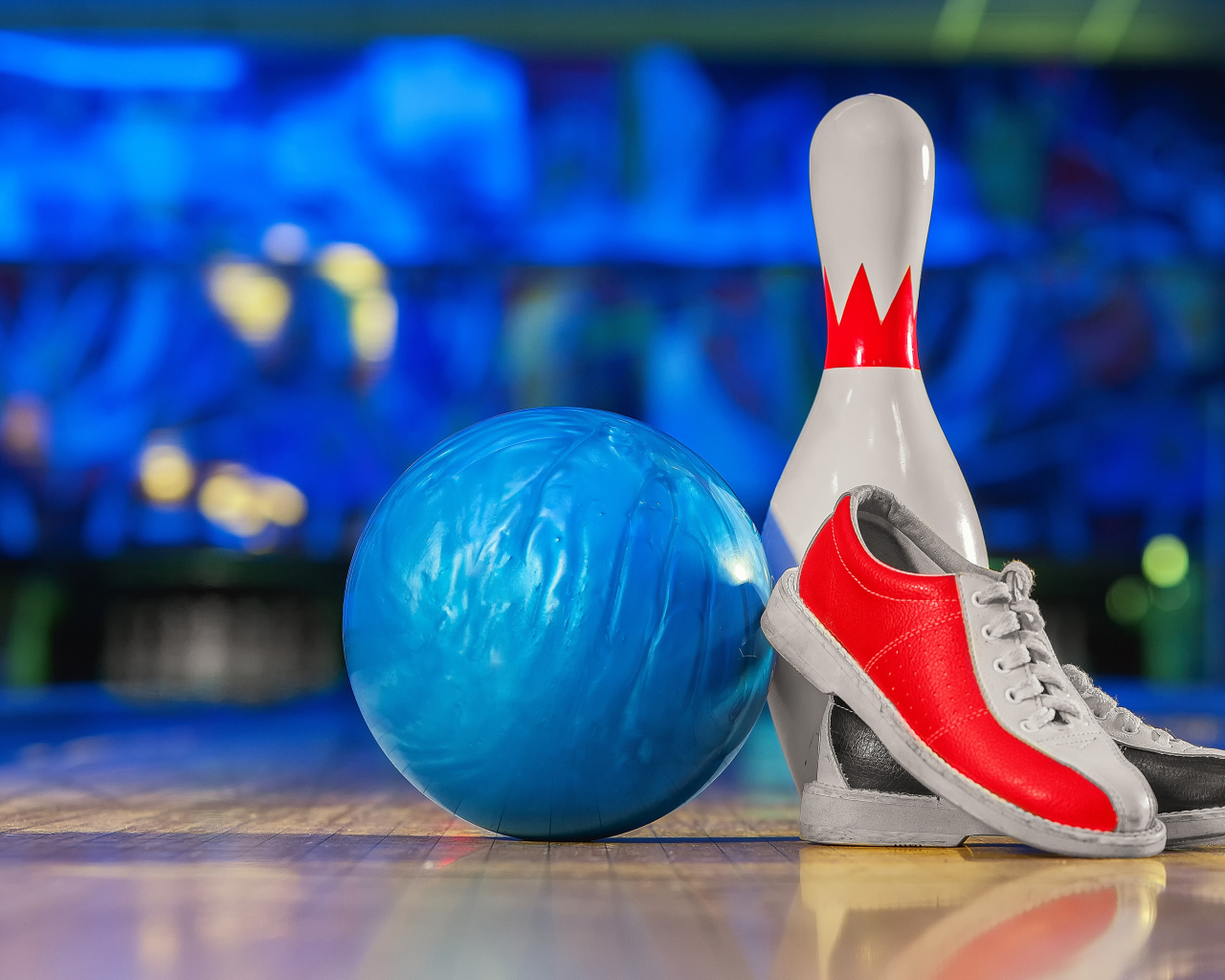 Шар, кегля и кеды для боулинга 