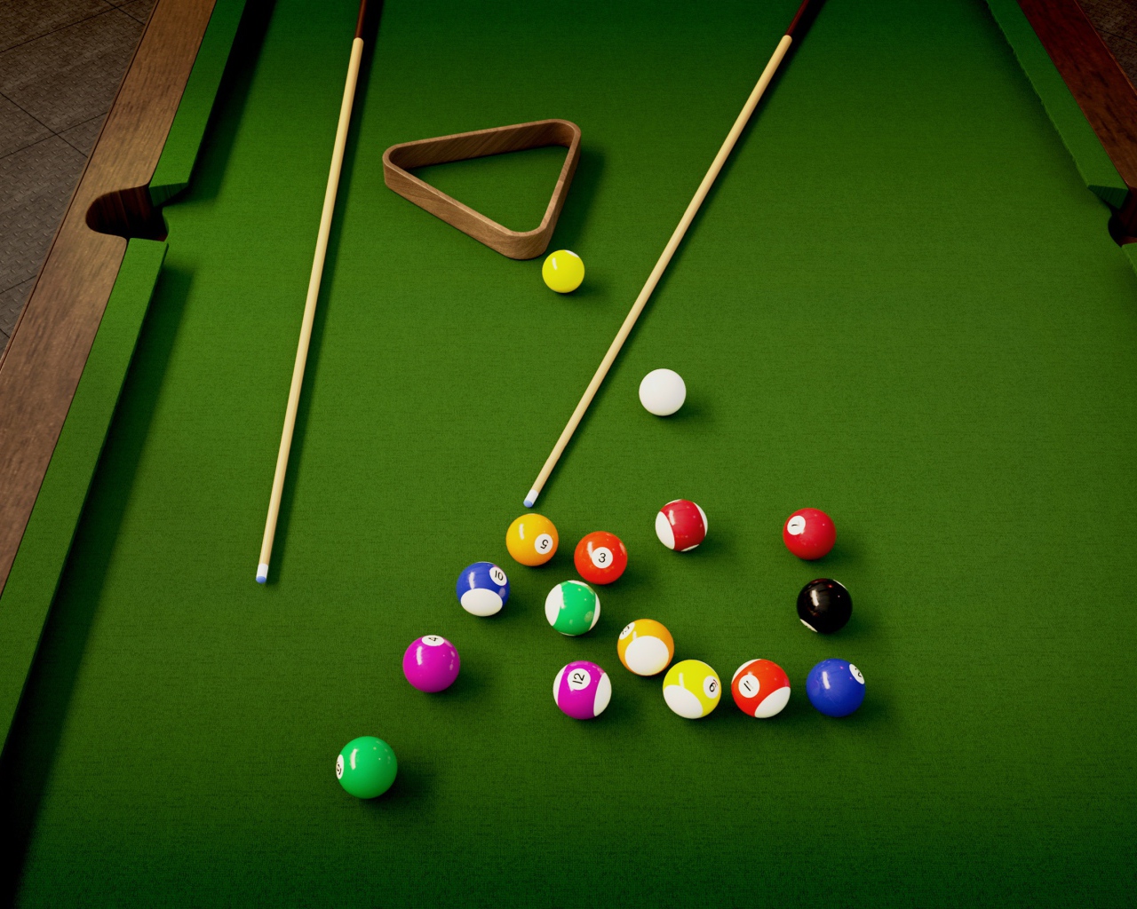 Большой бильярдный стол с шарами 