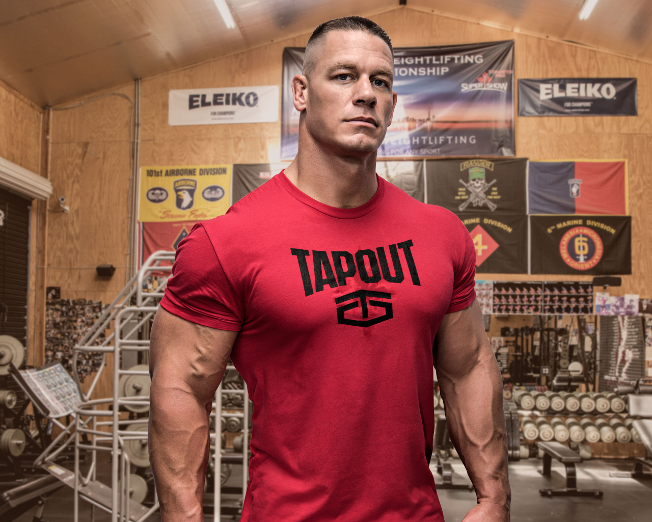 Сильный мужчина Джон Сина в спортзале